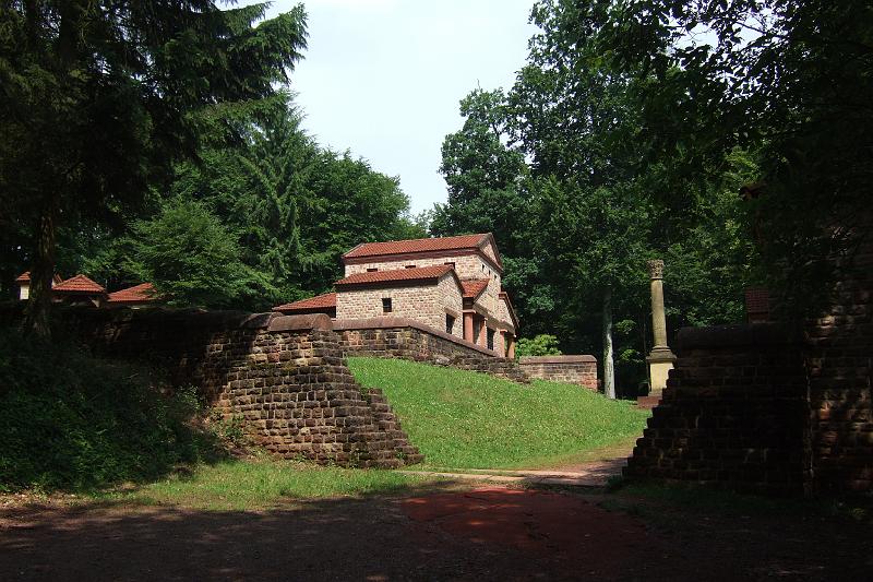 3-2-05 Roemertempel bei Tawern.JPG - Hier in der Nähe von Tawern haben sich die Römer vor 1700 Jahren nieder gelassen und bequem gemacht